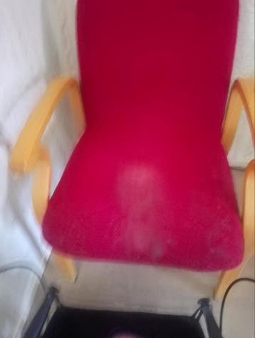 Rode stoel met houten armleuningen