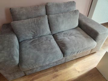 Comfortabele grijze tweezitsbank