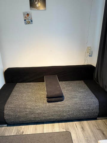 •	Mooie bank GRATIS af te halen – bijna nieuw