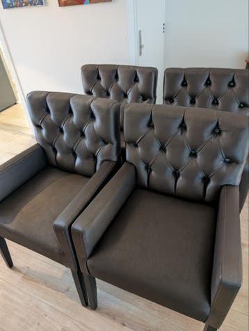Gratis Set van 4 bruine eetkamerstoelen met armleuning