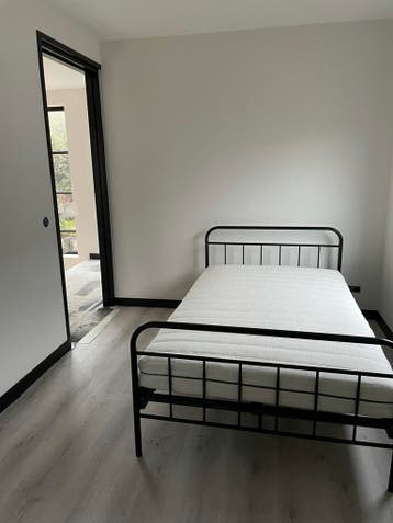Bed met matras & lattenbodem compleet zwart (als nieuw)