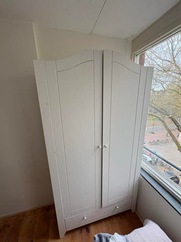 Witte kledingkast met hangdeel en planken (gedemonteerd)