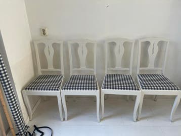 Set van 4 witte stoelen met geruite zitting