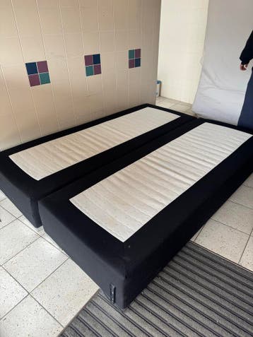 Zwarte boxspring onderstellen
