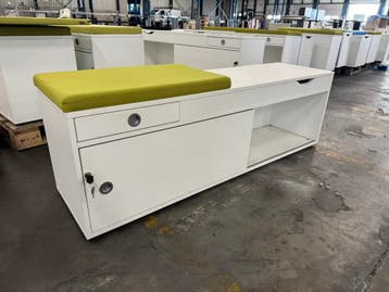 Kantoormeubel kastjes, voor bij bureau en dergelijke.