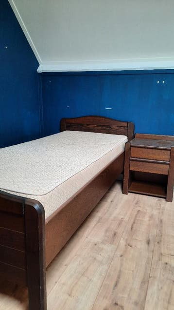 Gratis af te halen in Hattem: senioren bed met nachtkastje