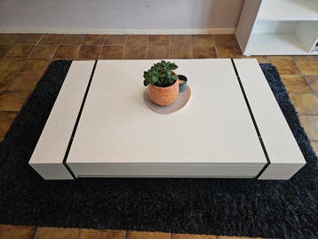 Witte salontafel met glazen accenten
