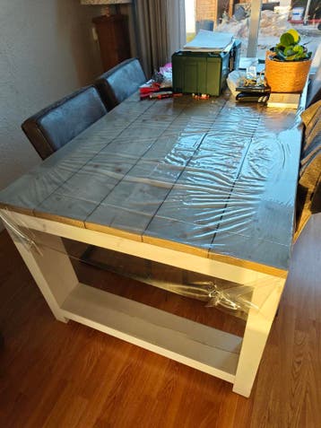 GERESERVEERD: gratis stevige houten eettafel uit Damwoude