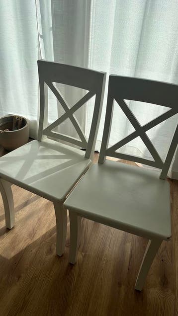 Gratis 4 witte houte keukenstoelen