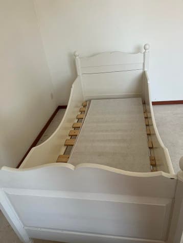 Wit eenpersoonsbed met lattenbodem