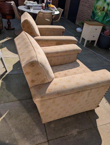 Gratis af te halen//2 vintage fauteuils en een vitrinekast