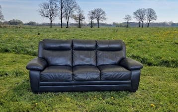 Zwarte leren banken, 3- en 2-zits