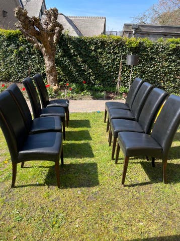 Zwarte stoelen