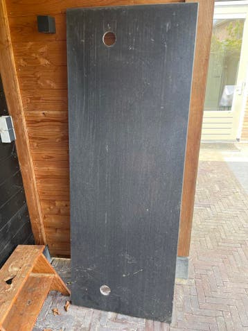 Zwart granieten keukenblad met uitsparingen