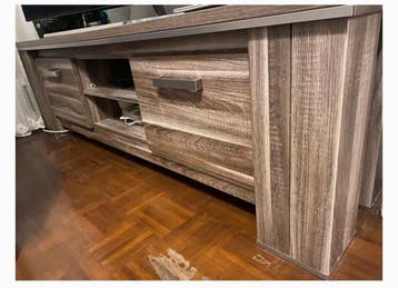 Tv kast en salontafel en eettafel met 6stoelen