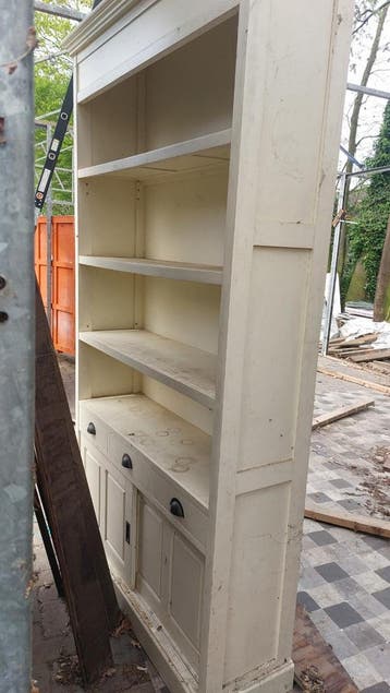 Houten kast met schuifdeurtjes