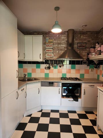 Complete (hoek)keuken in nette staat