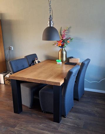 Eettafel met stoelen en originele houten poten