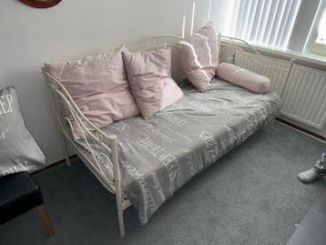 Eenpersoonsbed met kussens gratis