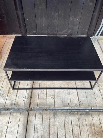GRATIS Zwarte salontafel met metalen onderstel