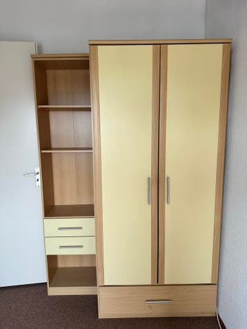 Kledingkast met planken en hangruimte plus nachtkasje