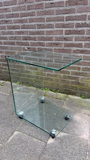 Glazen bijzettafel op wielen