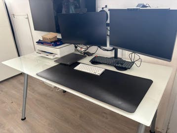 IKEA bureau met glazen blad en verstelbare poten