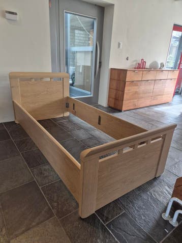 Gratis senioren bed 200x90cm met wielen, zonder bedbodem