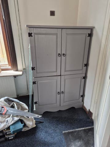 Grijze kast met vier deuren