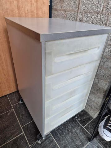 Gratis lichtgrijs kastje met 4 kunststof laden gebruikt