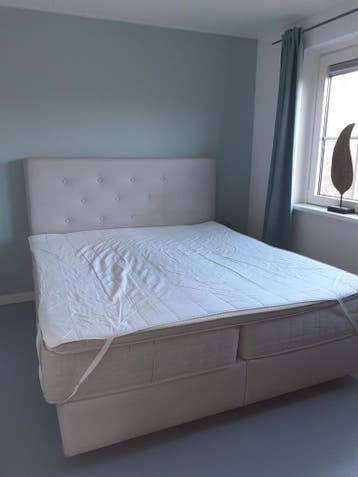 Boxspring lichtgrijs 180x200 met topper en matrasbeschermer