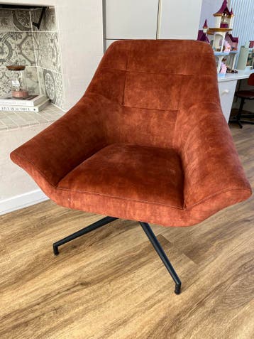 GRATIS Draaifateuil van velvet stof met gebruikerssporen