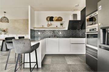 Complete L-vorm keuken met bar – Whirlpool inbouwapparatuur