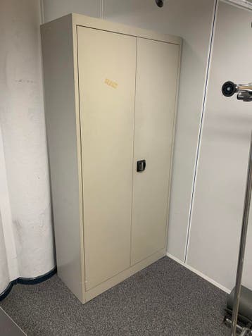 Vintage stalen kast met legplanken - 195x95x40 cm