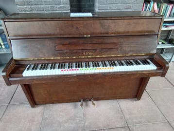 Piano merk Atlas  noten bruin