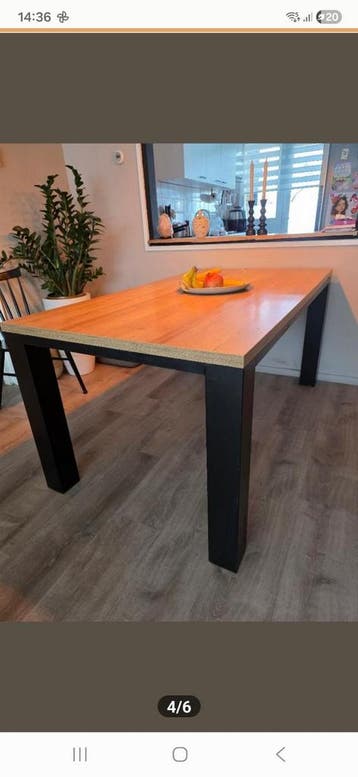 Eettafel met houten blad en zwarte poten
