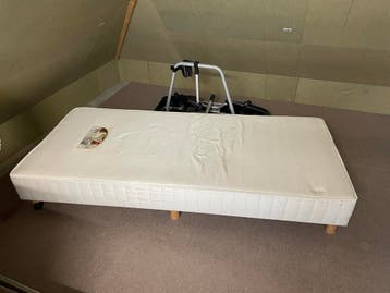 Eenpersoons boxspring met matras GRATIS