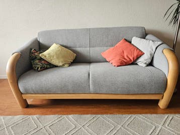 Degelijk lichtgrijs tweezitsbankje hout en stof