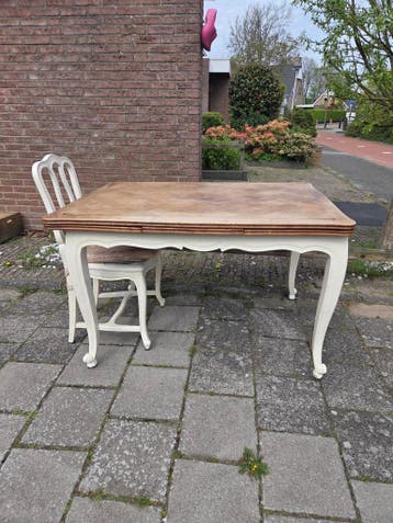 Houten eettafel moet weg vandaag
