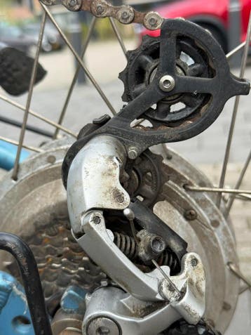 Help: Dame heeft een geblokkeerde fiets