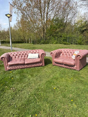 2 goed gebruikte Chesterfield banken