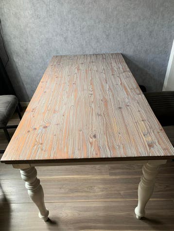 Houten eettafel met witte poten