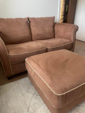 Gratis af te halen: bank met bijpassende poef/hocker