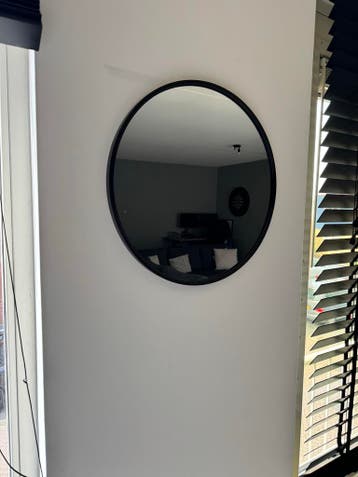 Gratis ronde spiegel met zwarte rand