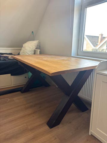 GRATIS. Houten tafel met ijzeren kruis onderstel.