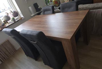 Robuuste houten eettafel met 4 leren stoelen op wieltjes