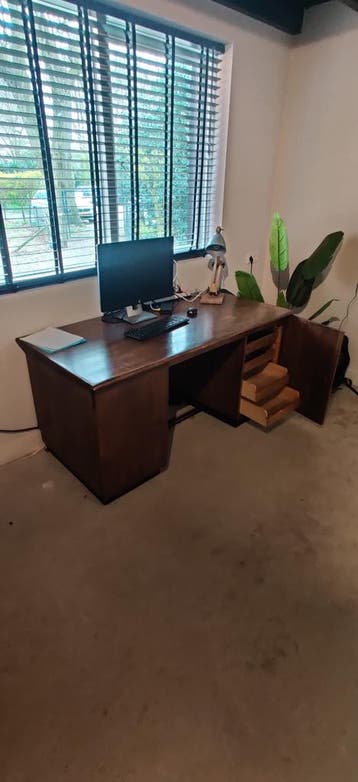 Stevig houten bureau met klassieke uitstraling (160x80cm)