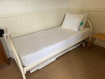 Eenpersoonsbed met onderschuifbed en matrassen