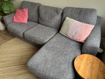 Gratis donkergrijze Driezitsbank met Chaise Longue