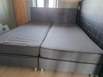 Bank en Tweepersoons boxspring met hoofdbord